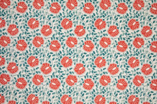 elegant paisley print, bringing together floral details in shades of pink, red, and peach for a warm, inviting design.