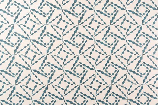 Dark Indigo – Deep indigo wiggle-line diamonds printed over a natural linen base for a bold, architectural statement.